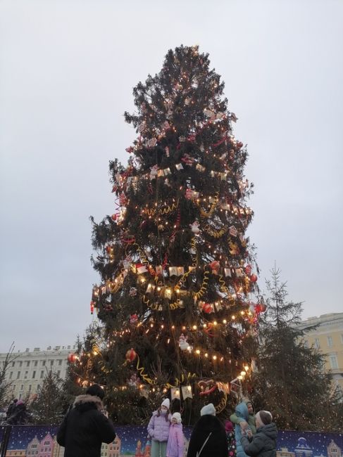 🎄Новогодняя атмосфера у Морского собора в Кронштадте 
Захватывающее мультимедийное шоу можно посмотреть..