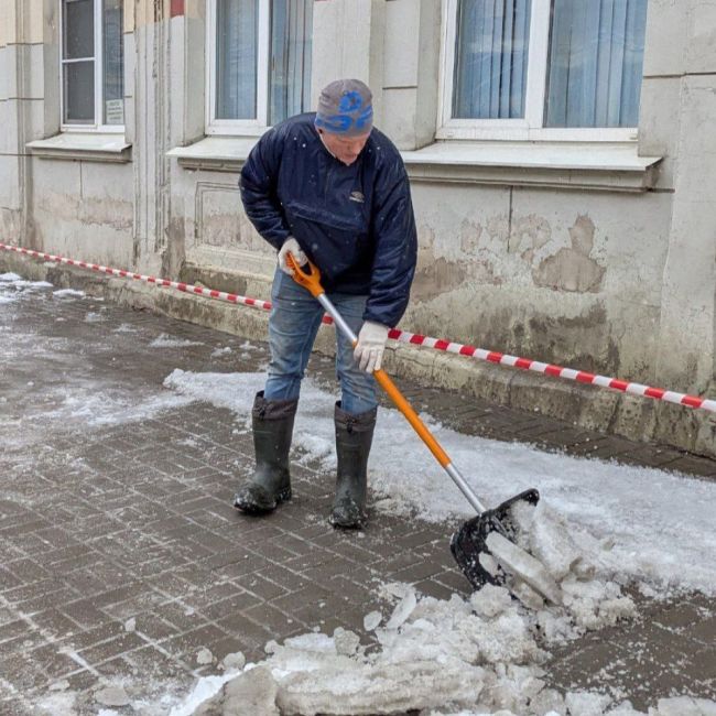 На Петербург сегодня спустилась благодать: город утонул в традиционной зимней каше. Синоптики обещают..