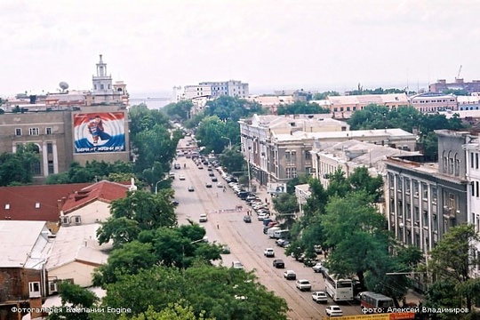 📸 Серия снимков с крыши здания на Буденновском, 46 (доходный дом Чирикова), сделанная летом 2001 г. 
Раньше по..