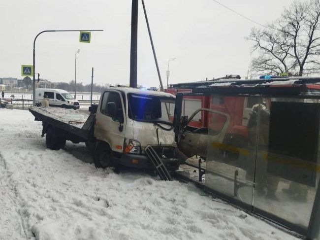 Эвакуатор врезался в остановку на Пискарёвском проспекте. Пострадали водитель, женщина и ребенок  ДТП..